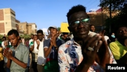 Warga Sudan dalam unjuk rasa menuntut pembubaran bekas partai berkuasa dan para mantan pejabat diadili, di Khartoum, Sudan, 21 Oktober 2019. 