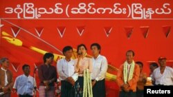Aung San Suu Kyi se dirige a la multitud durante un mitin en Yangon