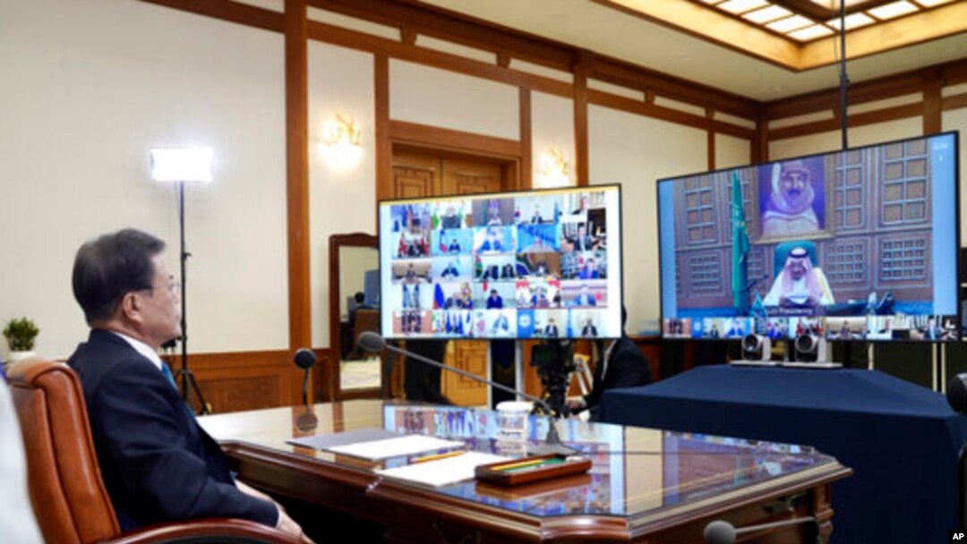 Presiden Korea Selatan, Moon Jae-in menghadiri KTT G20 secara visual untuk membahas upaya menghadapi virus korona di kantor presiden Korsel, Blue House, Seoul, Korea Utara, 26 Maret 2020. 
