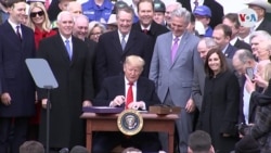 Trump firma el T-MEC con mención al muro