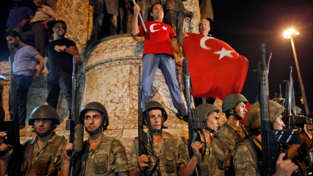 Militer Turki mengamankan lokasi tempat pendukung Presiden Turki Recep Tayyip Erdogan berunjuk rasa di lapangan Taksim, Istanbul (16/7). (AP/Emrah Gurel)
