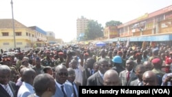 Le Premier ministre centrafricain entouré de ses ministres devant le marché central de Bangui.