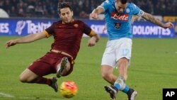 Marek Hamšík de Naples (D) tente un tir que Kostas Manolas Roma essaie d'arrêter lors d'un match entre Naples et Rome, Naples, Italie, 13 décembre 2015.