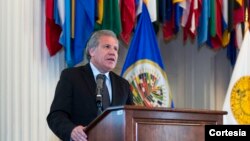 El secretario general de la OEA, Luis Almagro, que el miércoles habló con el opositor Leopoldo López, quien guarda arresto domiciliario, exhortó al retorno a la democracia en Venezuela.