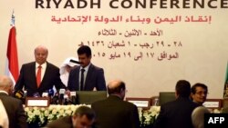 2015年5月17日也门总统哈迪（左）出席利雅得拯救也门和建立联邦国家会议