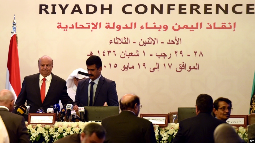 Presiden Yaman Abd Rabbuh Mansur Hadi (kiri) menghadiri "Konferensi Riyadh untuk Menyelamatkan Yaman dan Membangun Negara Federal" di Riyadh, Arab Saudi (17/5). (AFP/Fayez Nureldine)