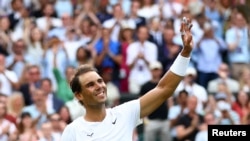 ARCHIVO - El español Rafael Nadal celebra ganar su partido de cuartos de final contra el estadounidense Taylor Fritz en Wimbledon, el 6 de julio de 2022. 