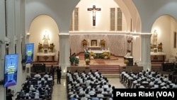 Administrator Keuskupan Surabaya Romo Yosef Eko Budi Susilo membacakan surat penunjukkan Uskup Baru Kesukupan Surabaya, Selasa 29 Oktober 2024 usai Misa di Gereja Katedral Surabaya. (Petrus Riski/VOA)