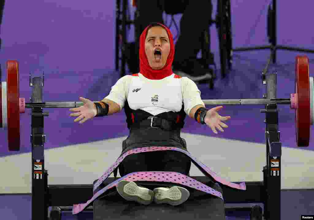 Atlet Enas Elgebaly Abdelaal Aggag dari Mesir bereaksi usai menyelesaikan angkatan dalam final angkat besi putri 41kg di Porte de la Chapelle Arena, Paris, Prancis, selama Paralimpiade Paris 2024. (Reuters)&nbsp;