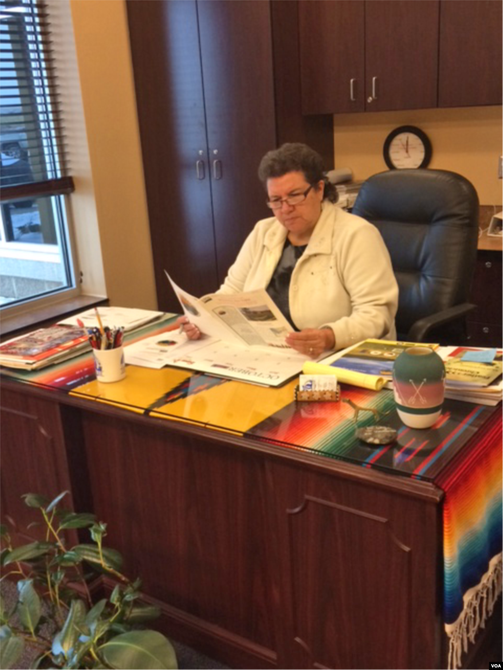 Dr. Laurel Vermillion, Presiden Sitting Bull College, di Fort Yates, North Dakota (1/12). (Aru Pande/VOA)