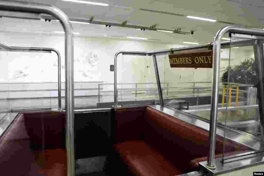 Un asiento vacío con un letrero que dice &quot;solo para miembros&quot;, en el metro del edificio de oficinas Rayburn House y el Capitolio, en Washington, EE. UU.