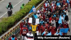 Para anggota serikat buruh berpawai menuju Istana Kepresidenan untuk demo memprotes pengesahan Undang-Undang Cipta Kerja, Jakarta, Kamis, 8 Oktober 2020. (Foto: Willy Kurniawan/Reuters)