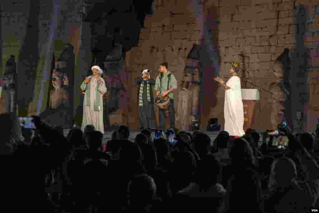 Egyptian and Sudanese singers join at the opening ceremony, Jan. 9, 2025. Festival founders chose Luxor's open-air museum for its location. (Hamada Elrasam/VOA)