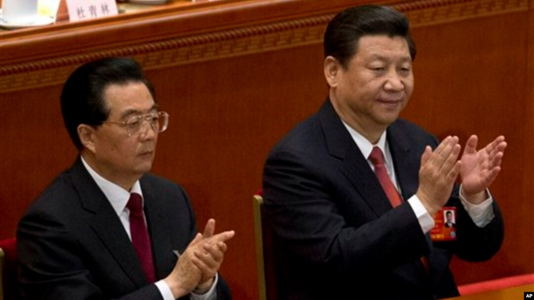 Mantan presiden China Hu Jintao, kiri, dan Xi Jinping bertepuk tangan setelah Kongres Nasional Rakyat dalam sidang plenonya memilih Xi sebagai Presiden China mendatang (foto, 14/3/2013)