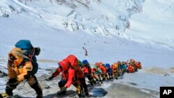 Para pendaki di Gunung Everest pada tahun 2019 sebelum munculnya pandemi COVID-19 (foto: dok). 