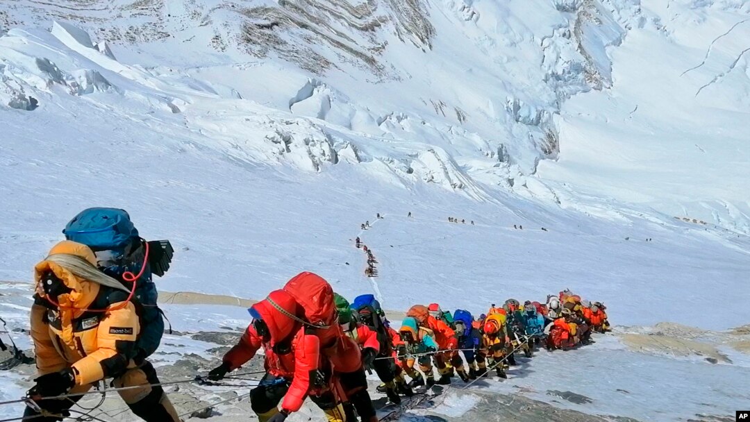 Antrian panjang pendaki gunung berbaris di jalur Gunung Everest tepat di bawah kamp empat, di Nepal, 22 Mei 2019. (Foto: AP)