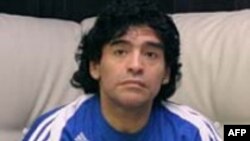 Ý bán đấu giá vòng đeo tai của Maradona