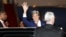 Ngoại trưởng John Kerry vẫy chào các nhà báo sau khi đặt chân tới sân bay quốc tế Phnom Penh hôm 25/1. 
