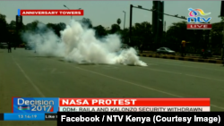 La police kényane a dispersé mardi à l'aide de gaz lacrymogènes une manifestation de l'opposition contre la Commission électorale à Nairobi, Kienya, 26 septembre 2017. (Facebook/NTV Kenya)