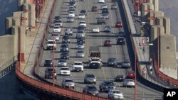 Lalu lintas di jembatan Golden Gate di kota San Francisco, California (foto: dok).