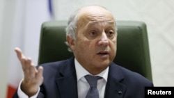 Menteri Luar Negeri Perancis Laurent Fabius dalam sebuah konferensi pers di Riyadh, Arab Saudi. (Foto: Dok)