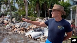 Arnie Bellini observa los daños causados por el huracán Helene en Clearwater Beach, Florida, el 8 de octubre del 2024. 