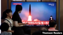  People watch a TV that shows a file picture of a North Korean missile for a news report on North Korea firing short-range ballistic missiles, in Seoul, South Korea, July 31, 2019. 