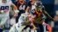 Ronnie Hillman (21) es atrapado por Barry Church de los Cowboys de Dallas, en emocionante juego de la NFL.