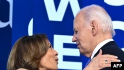 Mokonzi ya Amerika Joe Biden (D) na vice-présidente Kamala Harris na Congrès ya ba démocrates na Chicago, Illinois, 19 sanza ya mwambe 2024.