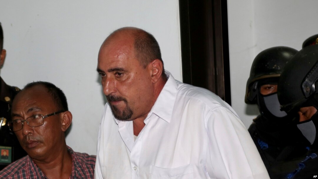 Serge Atlaoui, terpidana hukuman mati asal Perancis, di Pengadilan Tangerang (1/4). (AP/Tatan Syuflana)