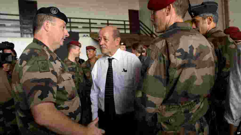 Le ministre français de la Défense Jean-Yves Le Drian et les &nbsp;soldats français de l&#39;opération Sangaris à Bangui, le 2 janvier 2014.&nbsp;