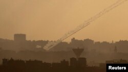 哈马斯从加沙地带北部向以色列发射火箭（7月25日）