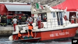 Italijanski spasioci donose pronađena tela žrtava sa potonule jahte (Foto: AP/Salvatore Cavalli)
