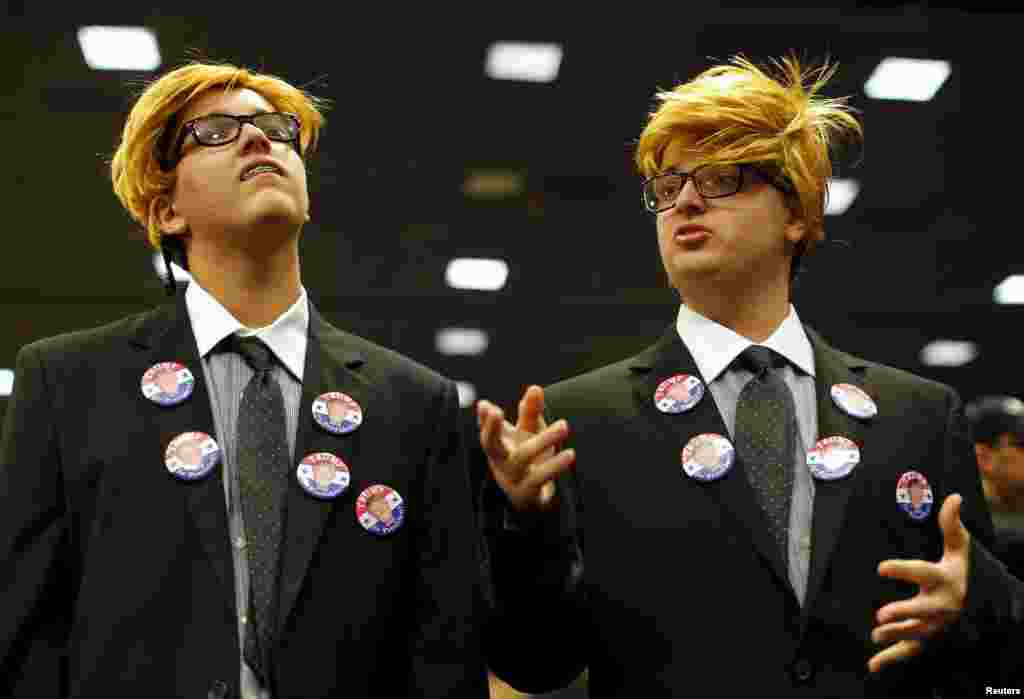 Dante Cicerone, 15, (R) and his twin brother Georgie dress up as Republican U.S. presidential candidate Donald Trump as they attend a rally in Las Vegas, Nevada, Dec. 14, 2015.
