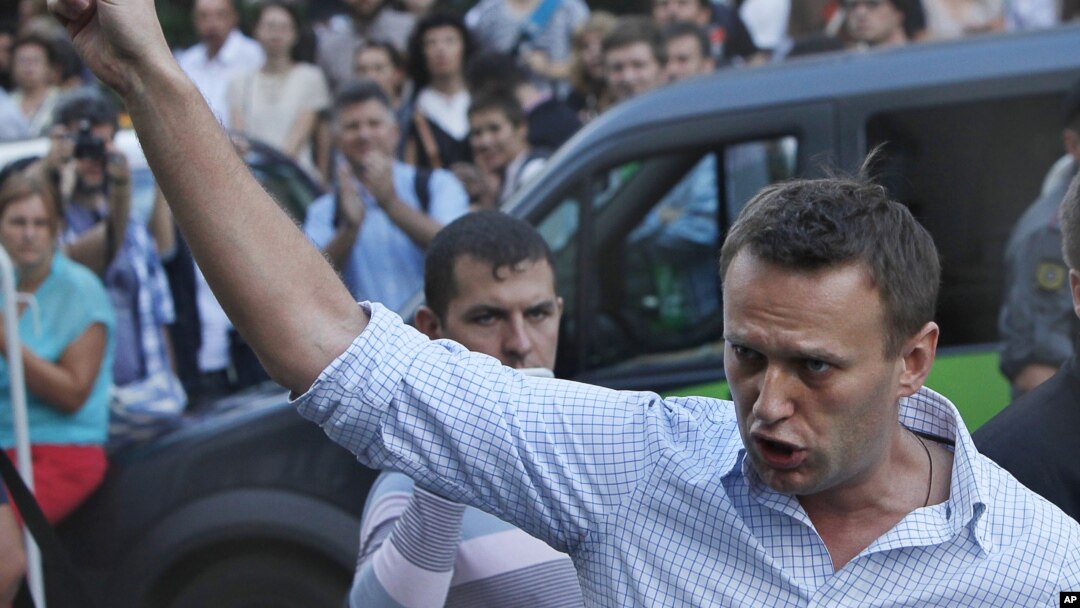 Tokoh oposisi Rusia Alexei Navalny berbicara di depan pengadilan Moskow. (Foto: Dok)