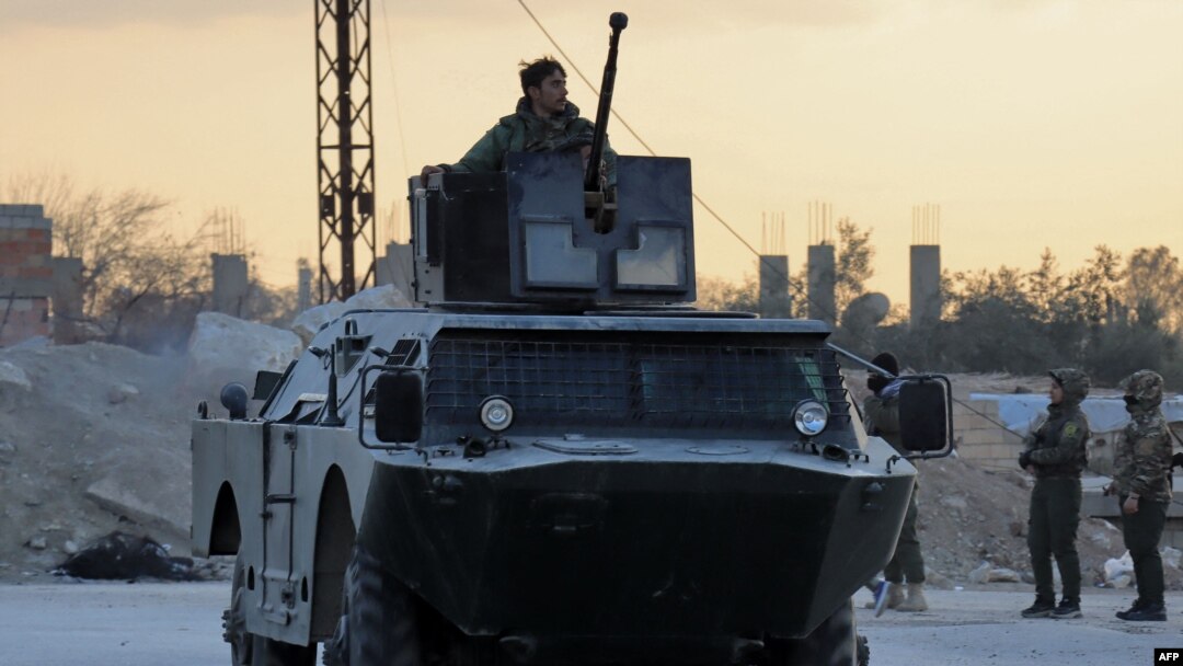 Pasukan Demokratik Suriah (SDF) dikerahkan di luar penjara Ghwayran prison di Kota Hasakeh, Suriah, 26 Januari 2022. (Foto: AFP)