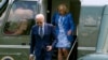 El presidente Joe Biden y la primera dama Jill Biden llegan en el helicóptero presidencial Marine One en el jardín sur de la Casa Blanca, el 5 de agosto de 2024, en Washington.