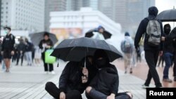 香港示威者星期天（12月29日）在雨中继续抗议。