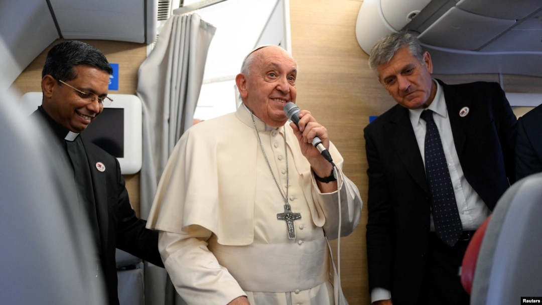 Giáo hoàng Francis trả lời báo chí sau chuyến thăm Mông Cổ.