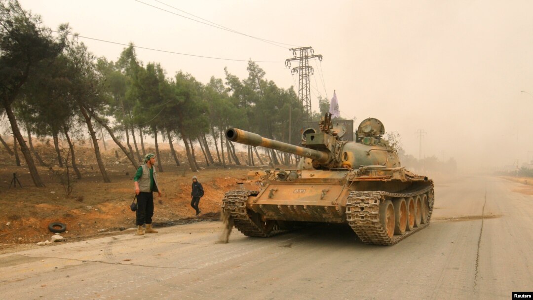 Tank milik pasukan pemberontak di Dahiyat al-Assad, bagian barat kota Aleppo, Suriah (28/10). (Reuters/Ammar Abdullah)