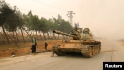 Tank milik pasukan pemberontak di Dahiyat al-Assad, bagian barat kota Aleppo, Suriah (28/10). (Reuters/Ammar Abdullah)