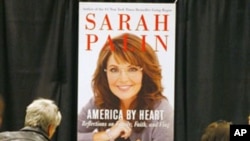 Sarah Palin greets fans and supporters as she signs her book 'America by Heart,' during a book signing event in Phoenix, Arizona, 23 Nov 10