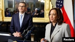 La vicepresidenta de Estados Unidos, Kamala Harris, junto al primer ministro de Polonia, Mateusz Morawiecki, conversa con los medios durante una rueda de prensa conjunta en la Casa Blanca, el 11 de abril de 2023