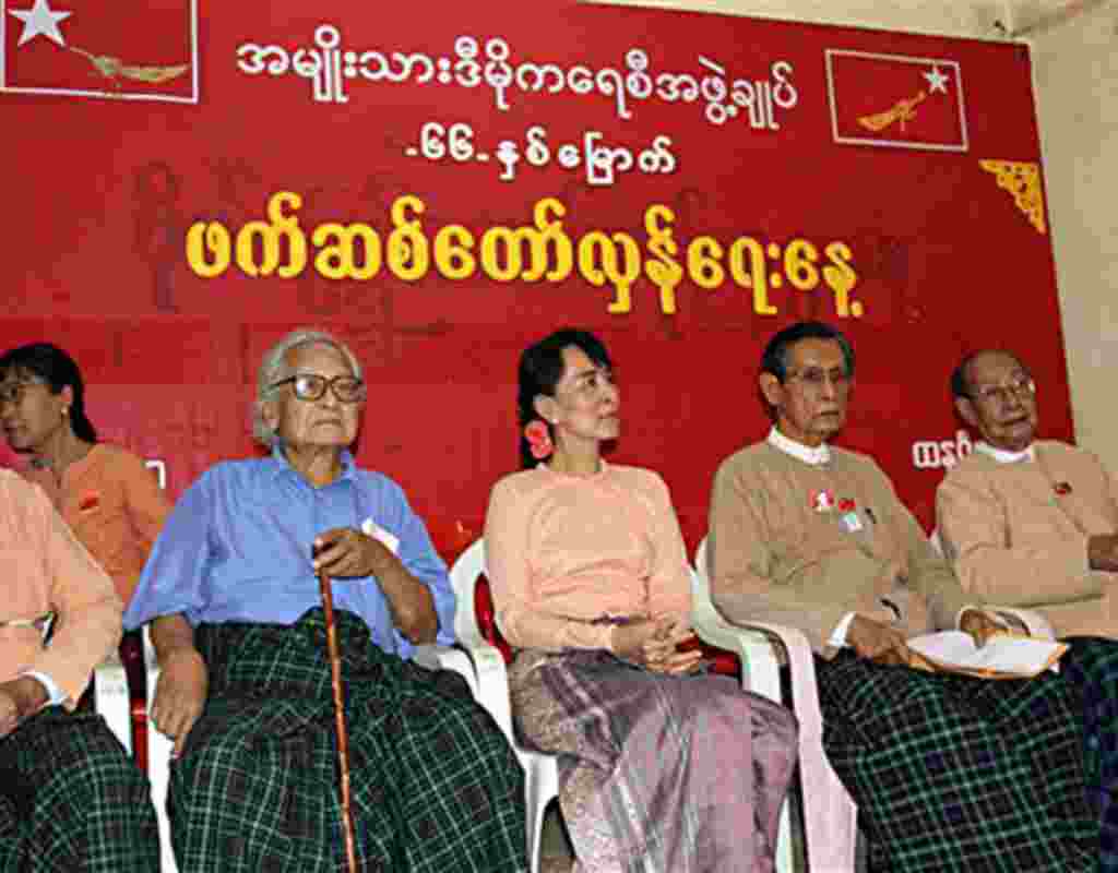 NLD ပါတီ ႐ုံးခ်ဳပ္တြင္ က်င္းပသည့္ ၆၆ ႏွစ္ေျမာက္ ဖက္ဆစ္ေတာ္လွန္ေရးေန႔ အခမ္းအနား တက္ေရာက္သည့္ ေဒၚေအာင္ဆန္းစုၾကည္ႏွင့္ ပါတီေခါင္းေဆာင္မ်ား။ မတ္ ၂၇၊ ၂၀၁၁။