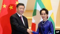 Presiden China, Xi Jinping (kiri) bersama Pemimpin Myanmar, Aung San Suu Kyi (kanan) saat bertemu di Istana Kepresidenan di Naypyitaw, Myanmar, 17 Januari 2020. 