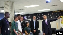 El presidente Barack Obama, el secretario Arne Duncan y el ex gobernador republicano de Florida Jeb Bush, lanzando el mes dedicado a la educación en Florida.