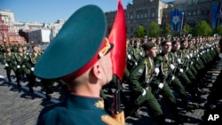 Soldados rusos marchan en el Día de la Victoria, que conmemora la victoria sobre la Alemania nazi de la Segunda Guerra Mundial.