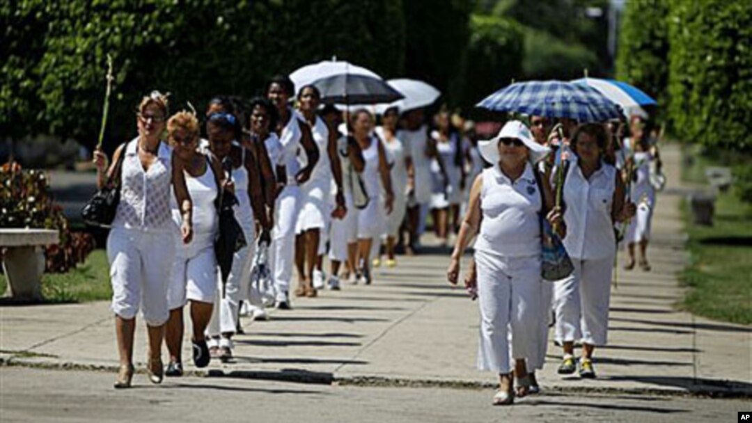 Members of Cuban female dissident group Ladies in White demonstrate during their weekly march in Havana, Cuba, 19 Sep 2010. Cuba's Roman Catholic Church announced last week that three more political prisoners are set to be released into exile in Spain.