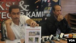 Humas Mabes Polri Irjen Suhardi Aliyus (kiri) dan Kepala Biro Penerangan Masyarakat Polri Brigjen Pol Boy Rafli saat menggelar konferensi pers di Jakarta terkait insiden di Sumatera Selatan, 7 Maret 2013. (VOA/Andylala).