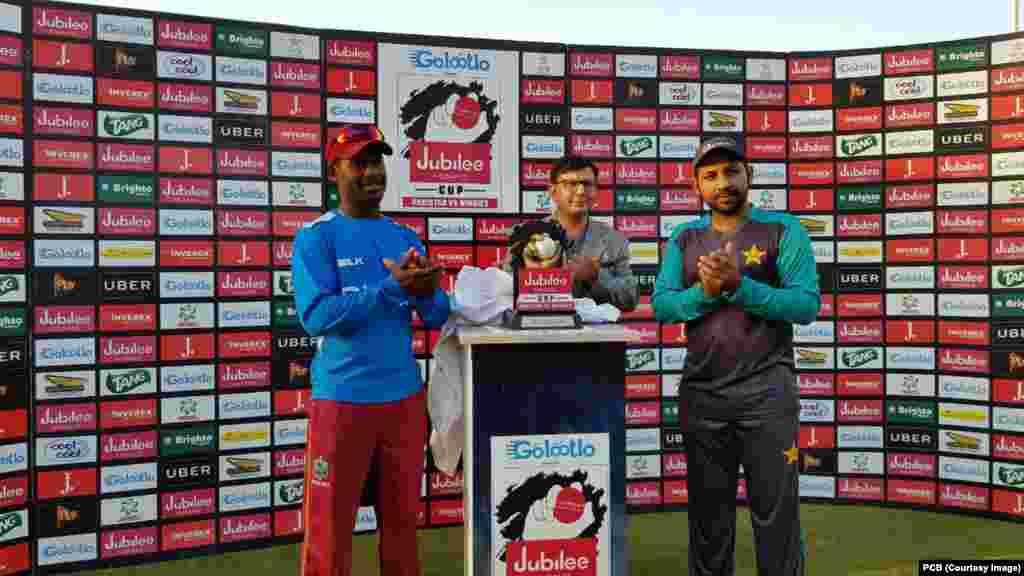 دونوں کپتانوں کا ٹرافی کے ساتھ تقریب رونمائی میں ایک انداز۔